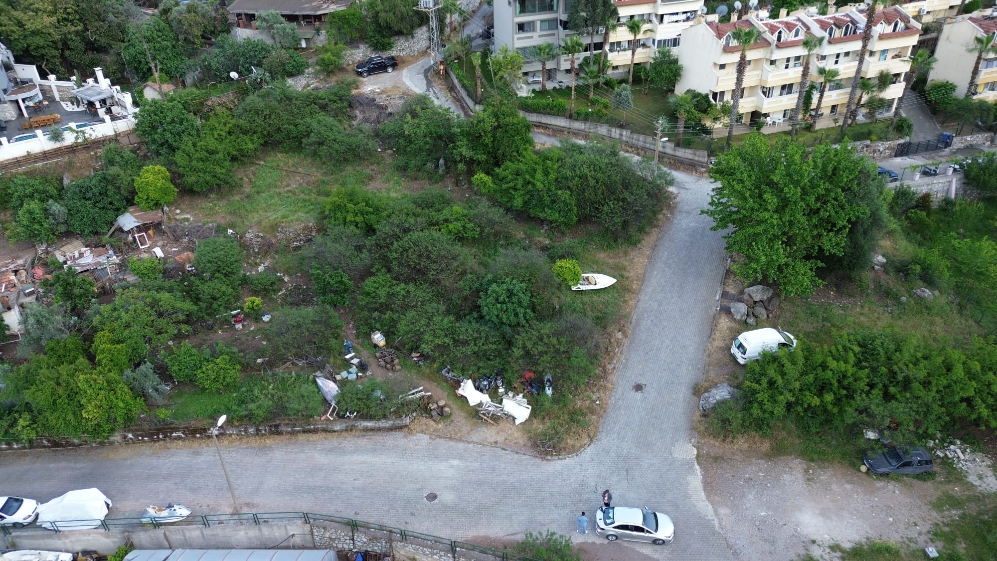 MABELDEN MARMARİSİN ENDEĞERLİ BÖLGELERİNDEN VİLLA BÖLGESİ ARMUTALANDA SATILIK  750M2 İMARLI ARSA